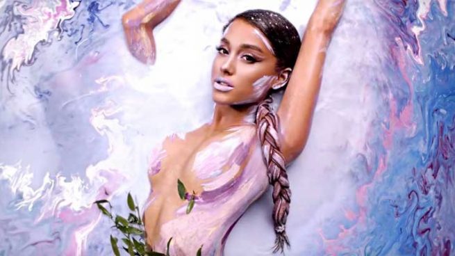 Ariana Grande en el vídeo de 'God Is a Woman'