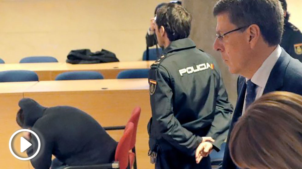 El padre de Diana Quer mira a El Chicle en el juicio por el secuestro de una joven en Pontevedra.