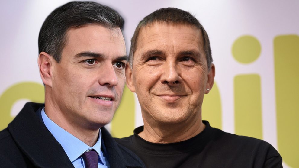 Pedro Sánchez y Arnaldo Otegi.