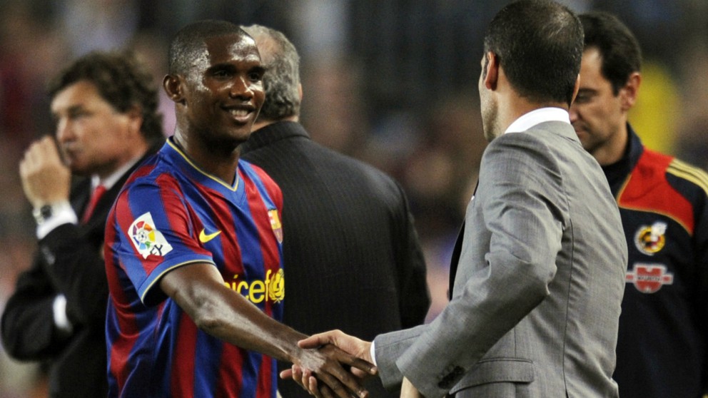 Eto’o y Guardiola se dan la mano durante la etapa de ambos en el Barcelona (AFP)