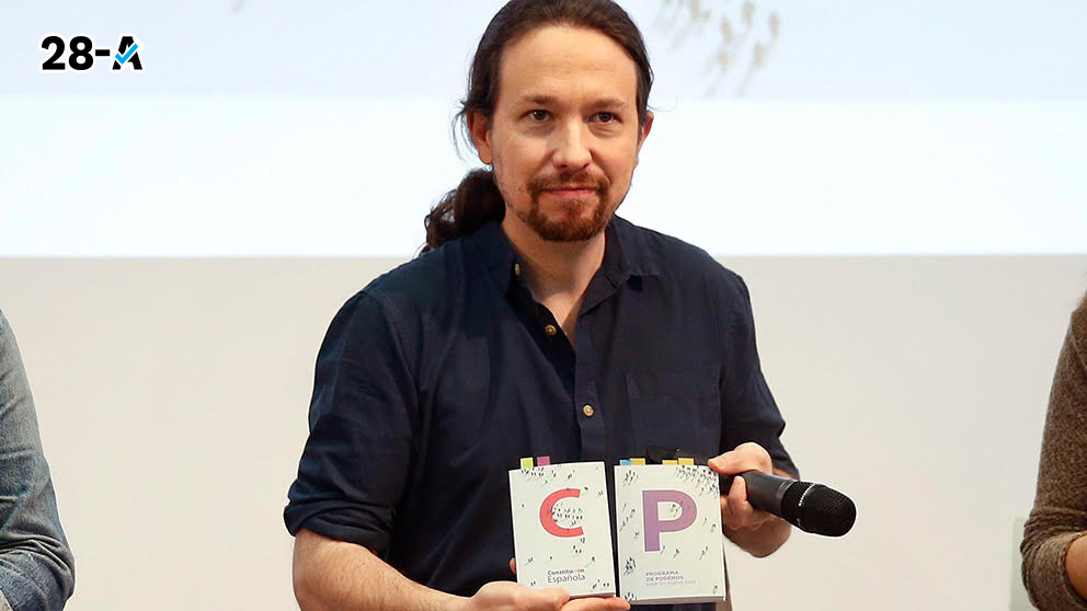 Pablo Iglesias con el programa electoral de Podemos