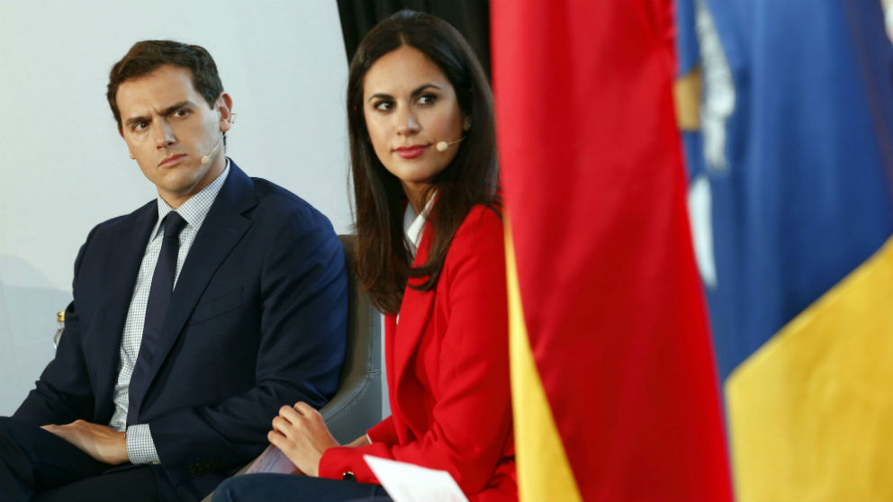 El líder de Ciudadanos, Albert Rivera, y la candidata naranja a la Presidencia de Canarias, Vidina Espino. (Foto: EFE)