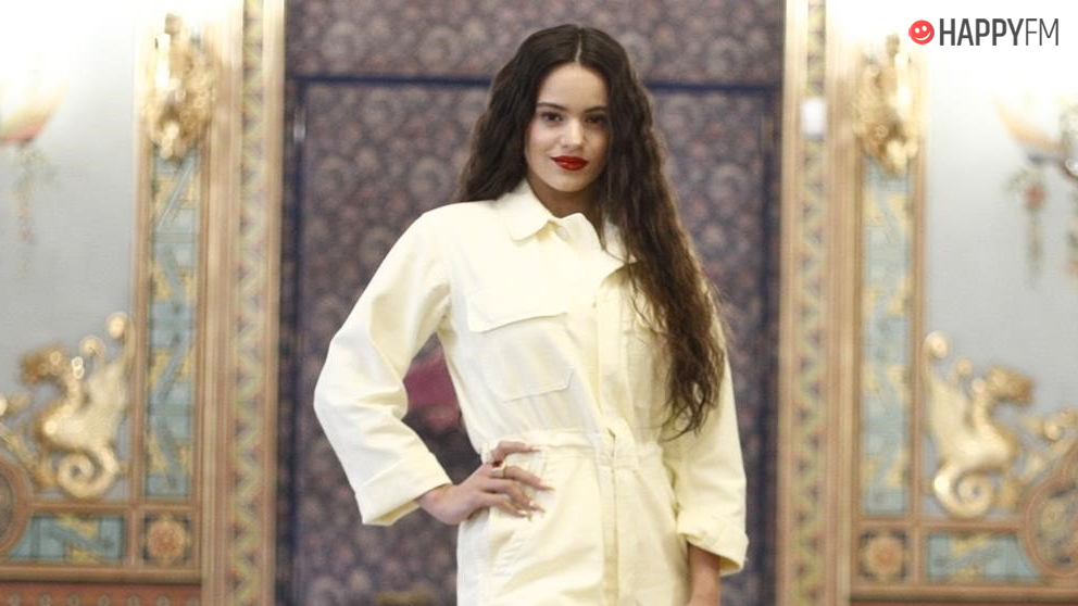Rosalía posando