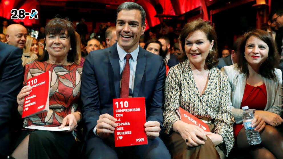 El secretario general del PSOE y presidente del Gobierno, Pedro Sánchez, acompañado de la presidenta del PSOE Cristina Narbona y la vicepresidenta Carmen Calvo. (Foto: Efe)