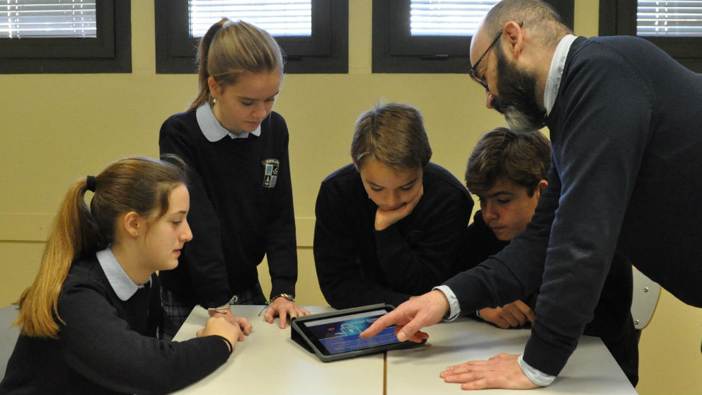 Alumnos con su profesor. Foto: Europa Press