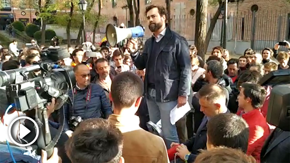 Iván Espinosa de los Monteros en la protesta contra ICADE
