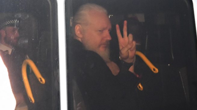 La mujer que acusó de violación a Assange pide a la Fiscalía sueca que reabra el caso