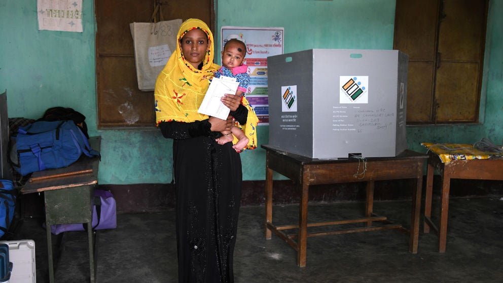 Una mujer india ejerciendo su derecho al voto. Foto: AFP