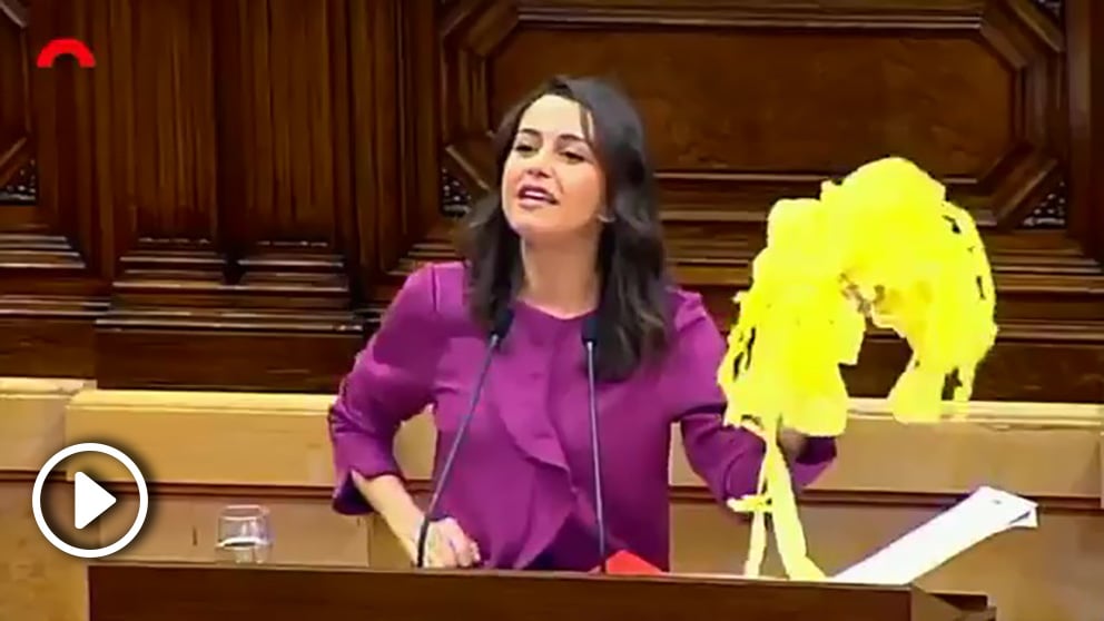 Inés Arrimadas exhibiendo los lazos amarillos que ha retirado de las calles