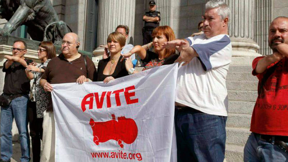 Miembros de la Asociación de Víctimas de la Talidomida en España (AVITE) frente al Congreso de los Diputados en Madrid.