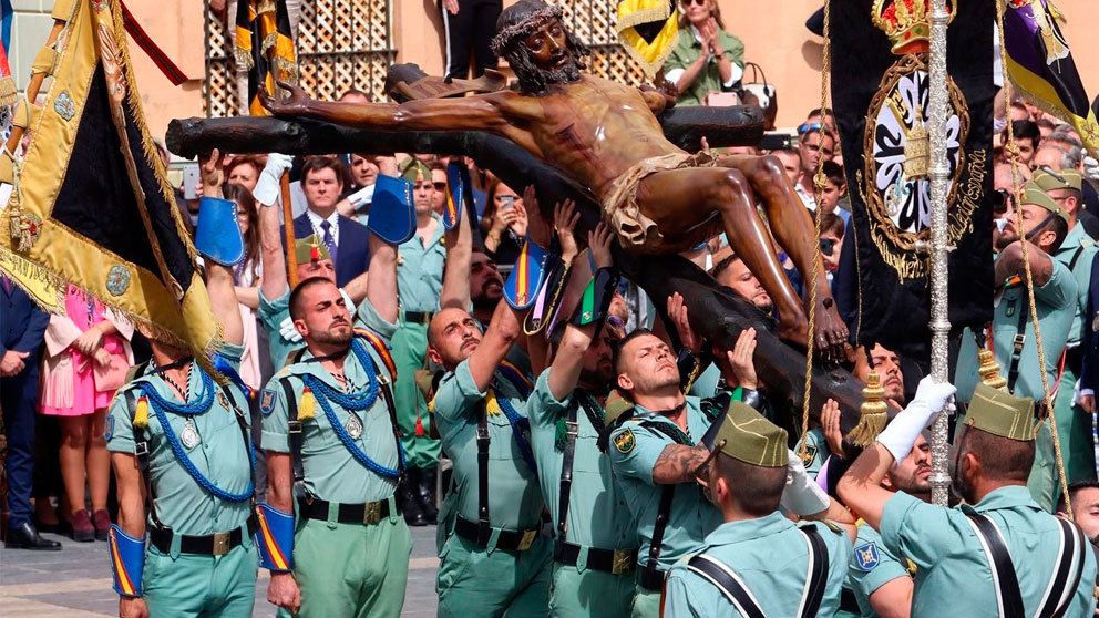 Legionarios procesionan con el Cristo de la Buena Muerte en la Semana Santa de Málaga. Foto: Europa Press