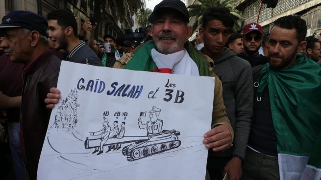 Miles de argelinos salen a la calle para pedir la dimisión de Bensalá y una ruptura con el antiguo sistema político