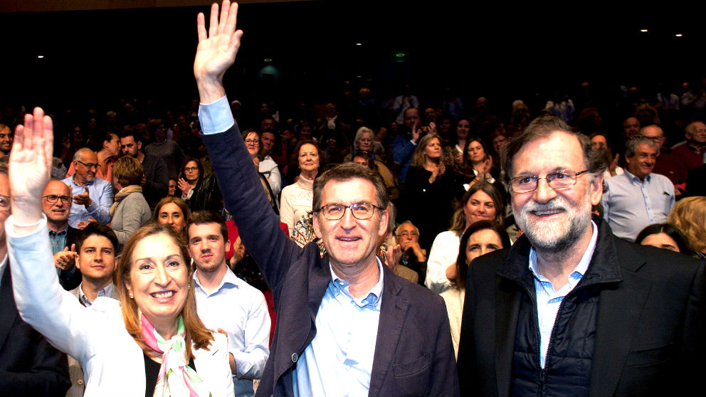 Ana Pastor, Feijóo y Rajoy en el acto de este viernes en Pontevedra (Foto: EFE).