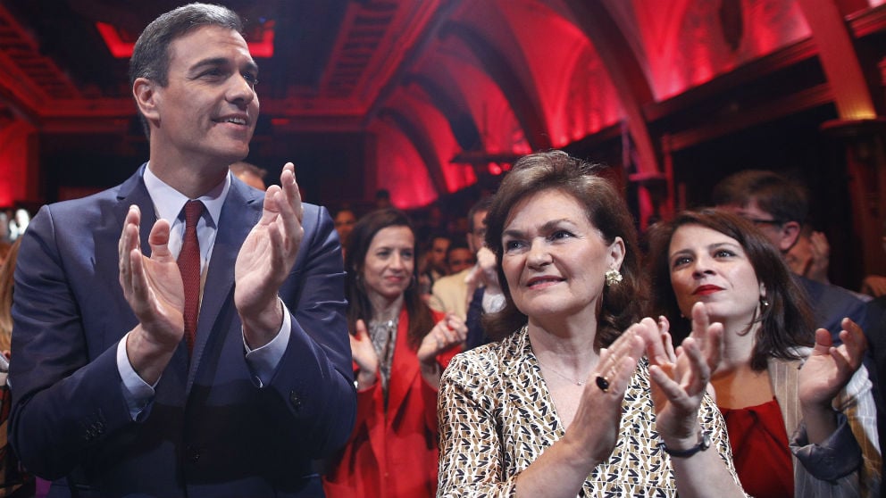 Pedro Sánchez, Carmen Calvo y Adriana Lastra. (Foto: EP)