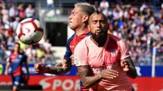 Arturo Vidal disputa un balón en el partido ante el Huesca. (EFE)