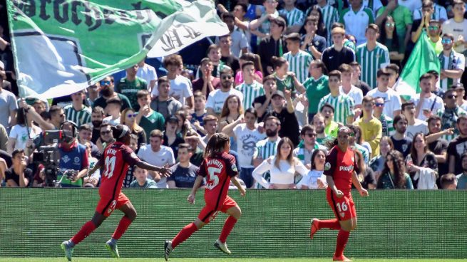 Vergonzosos cánticos contra Caparrós en el Villamarín durante el derbi femenino