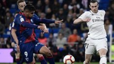 Cucho Hernández ante Bale (AFP)