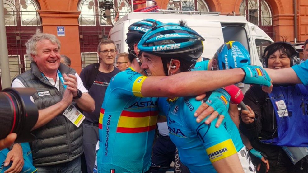 Ion Izagirre se abraza a su hermano Gorka.