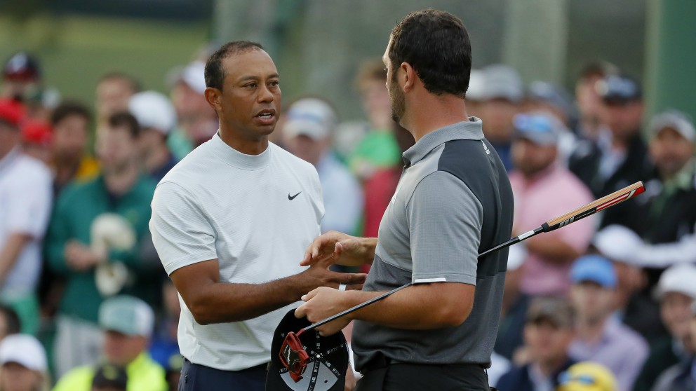 Woods y Rahm se saludan al término de la segunda jornada del Masters de Augusta. (AFP)