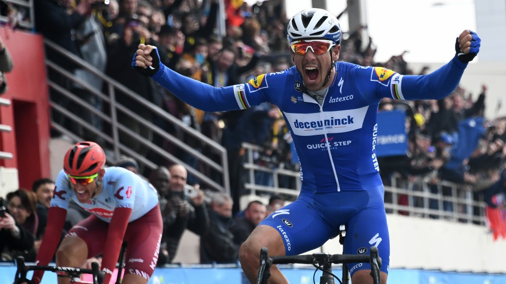 Gilbert celebra su victoria en la París-Roubaix. (AFP)