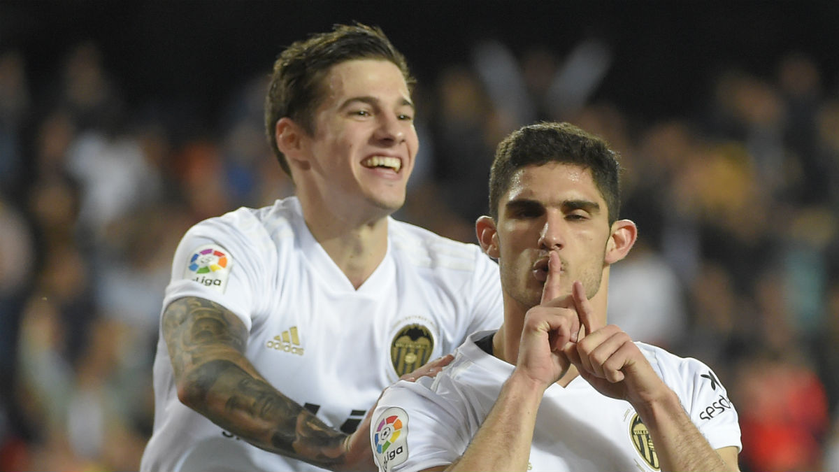 Guedes y Mina celebran uno de los goles del Valencia ante el Levante (AFP).