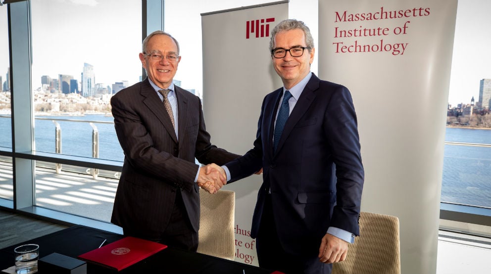 El presidente de Inditex Pablo Isla estrecha la mano al presidente del MIT, Rafael Reif