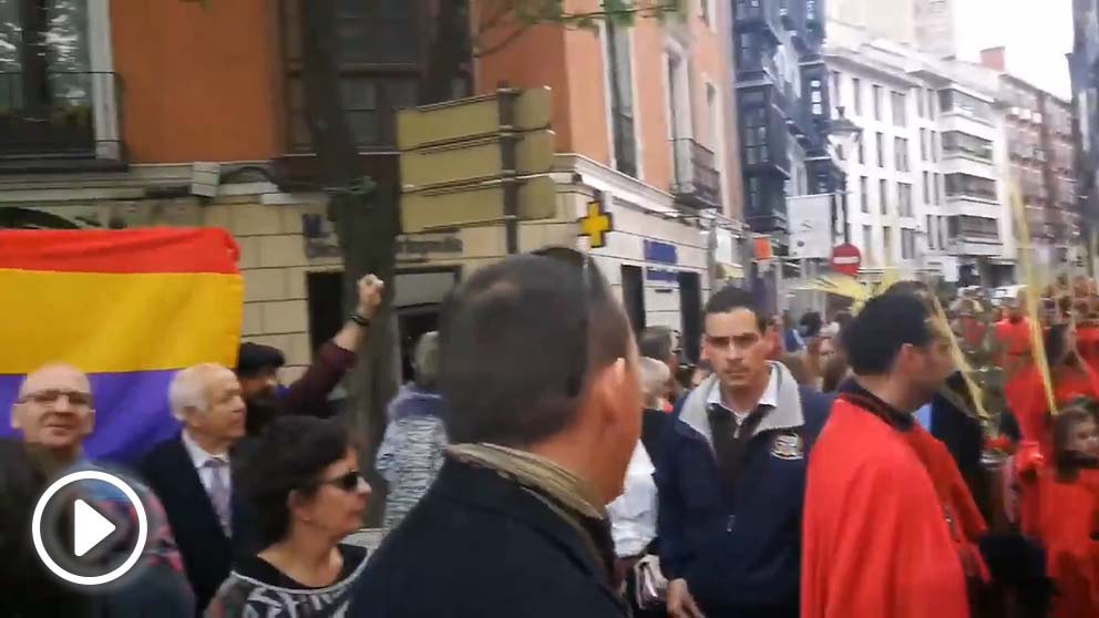 Republicanos atacan una procesión de Semana Santa en Valladolid.