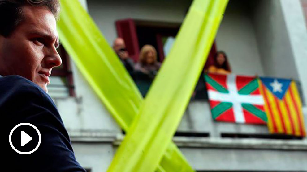 El candidato de Ciudadanos a la Presidencia del Gobierno, Albert Rivera, ofreció un mitin electoral este domingo en Errenteria (Gipuzkoa), acompañado por la europarlamentaria Maite Pagazaurtundua y el filósofo Fernando Savater, entre otros. Foto: Europa Press