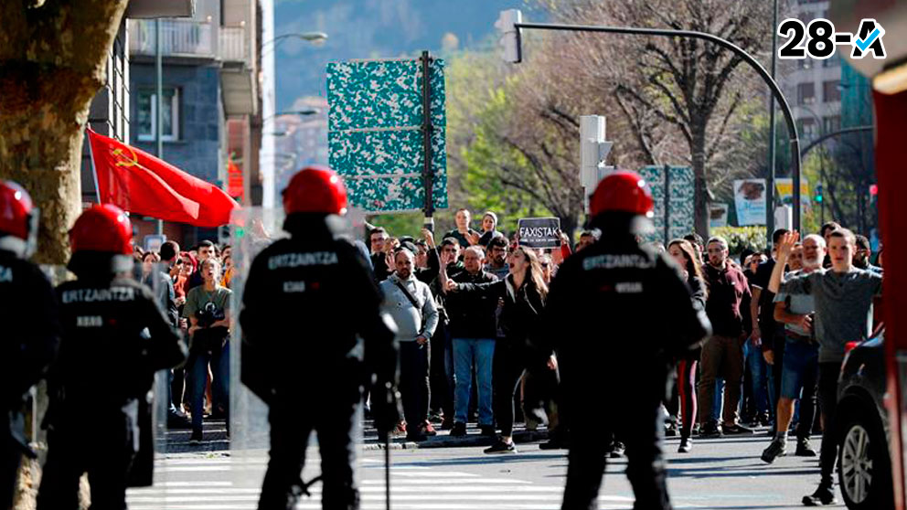 La Ertzaintza cargó este sábado contra un centenar de personas concentradas contra Vox ante el Palacio Euskalduna de Bilbao, donde a las 18.00 participaba en un acto electoral su líder Santiago Abascal. Foto: EFE