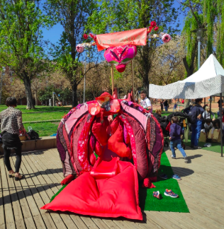Colau autoriza un ‘tobogán vagina’ para niños en un parque público de Barcelona
