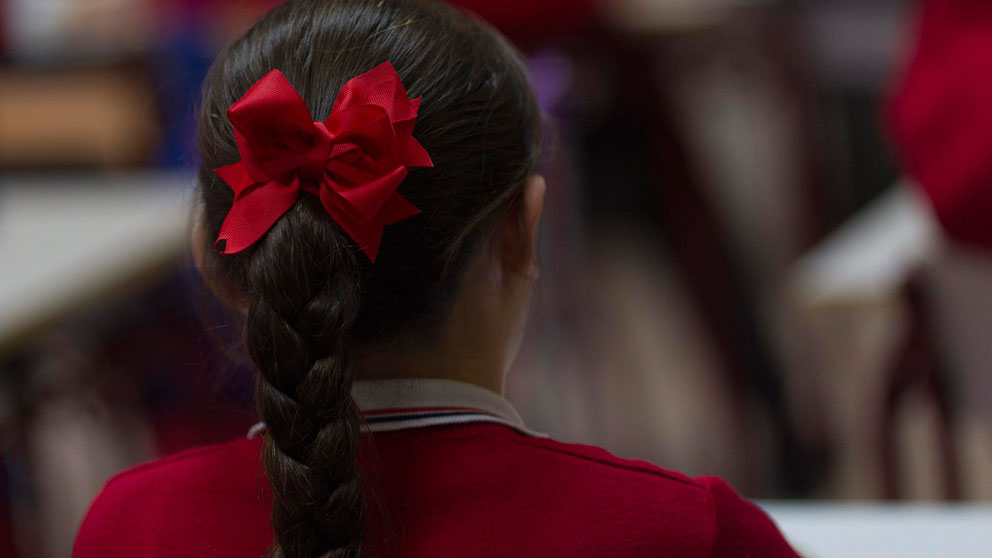 Una niña vestida con uniforme en un colegio concertado con educación diferenciada por sexos. Foto: Europa Press