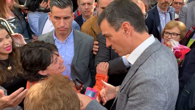 Sánchez entre 'fans' en Leganés que querían entregarle un ramo de rosas. Foto: Joan Guirado