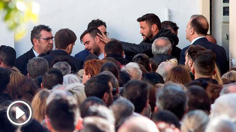 El padre de Julen, el pequeño que murió al caer en un pozo en Totalán, arropado por cientos de personas en el entierro del pequeño. Foto: EFE