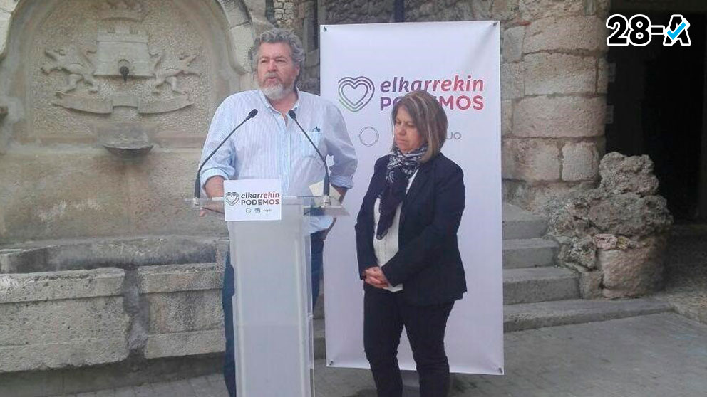 Los cabezas de lista de Elkarrekin Podemos por Álava para el Congreso, Juantxo López de Uralde, y para el Senado, Kontxi Palencia, han participado este lunes en un acto electoral en la capital del municipio del Condado de Treviño. Foto: Europa Press