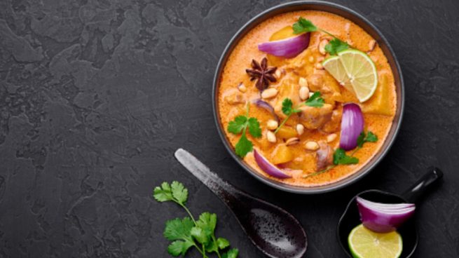 Pollo al curry con anacardos, receta rápida y fácil
