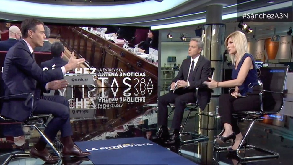 Sánchez, con Vicente Vallés y Sandra Golpe, en Antena 3. Foto: Joan Guirado
