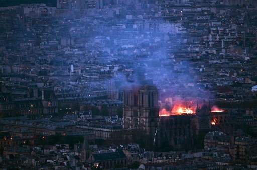 Imagen del terrible incendio que ha devorado gran parte de la catedral Notre Dame de París. Foto: AFP