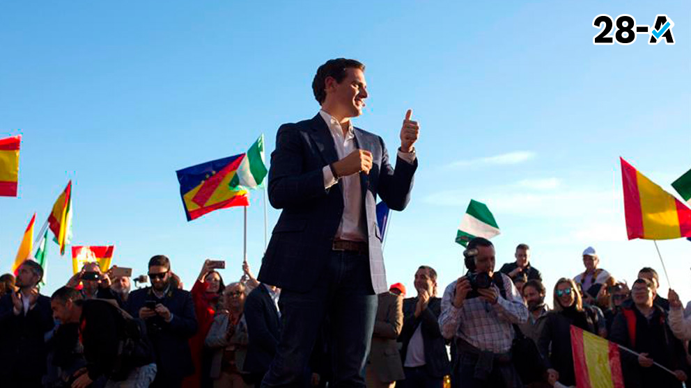 El presidente de Ciudadanos y candidato a la Presidencia del Gobierno, Albert Rivera, interviene durante un acto de campaña en los Baños del Carmen en Málaga. Foto: EFE