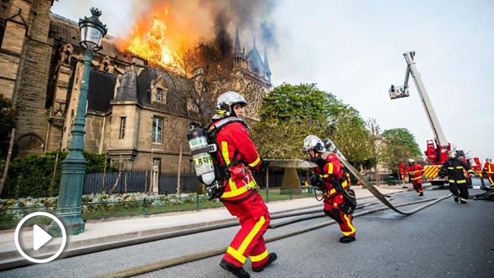 Bomberos en las tareas de extinción del incendio de Notre Dame. Foto: B.Moser