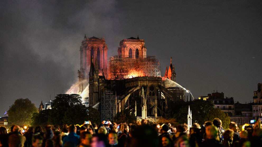La catedral Notre Dame de París en llamas frente a decenas de franceses que se acercaron a la zona para ver la terrible imagen. Foto: AFP