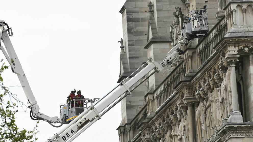Los bomberos durante las tareas de extinción del incendio en la catedral de Notre Dame