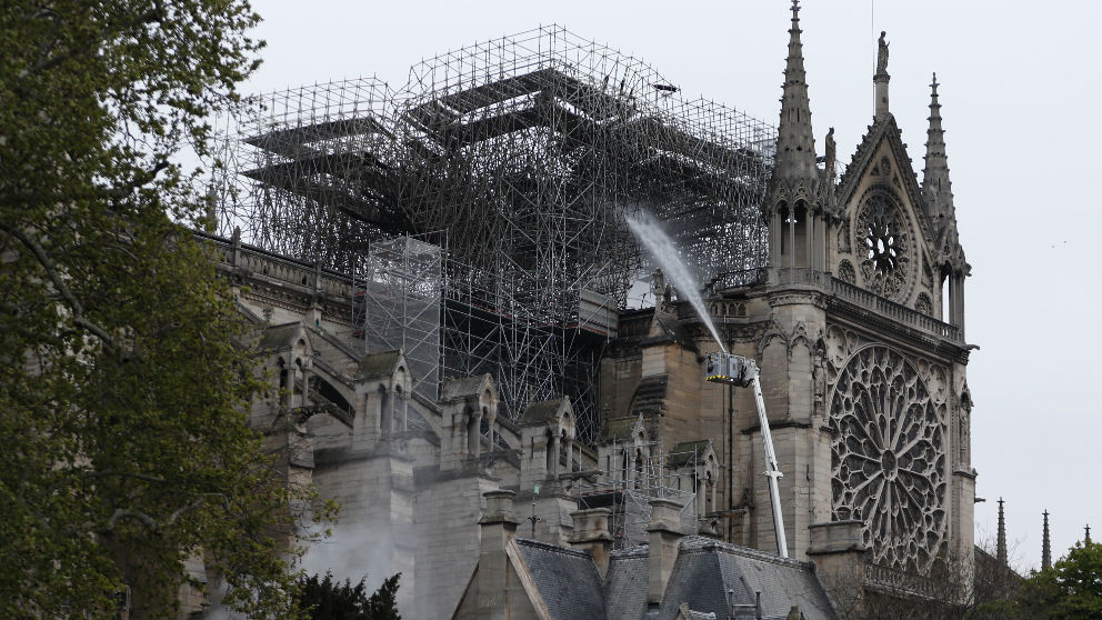 Los bomberos han controlado el fuego en Notre Dame. Foto: AFP
