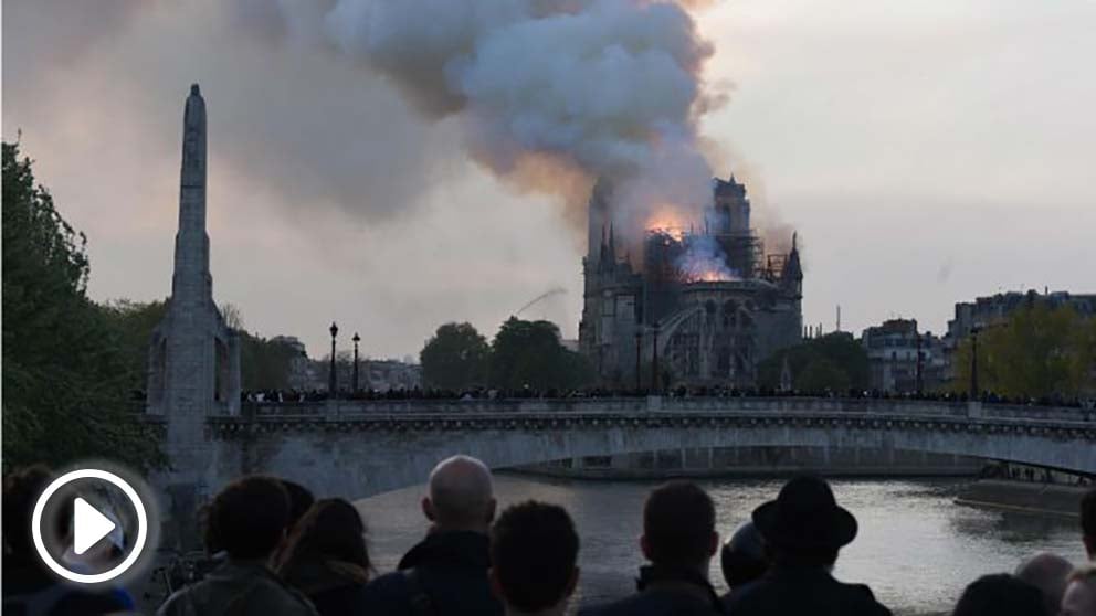 Vistas del incendio en Notre Dame