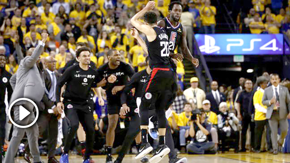 Los Angeles Clippers celebran la histórica remontada ante los Warriors. (AFP)