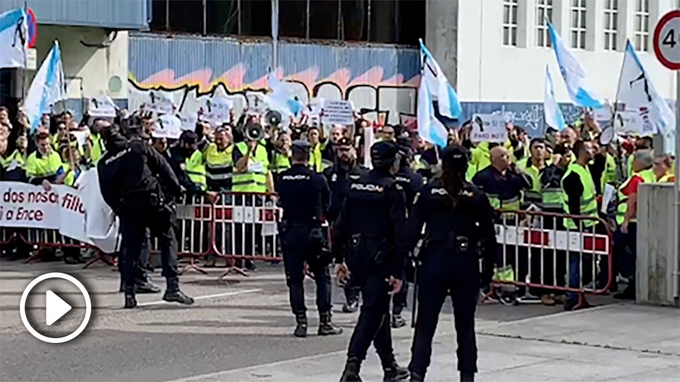 Los manifestantes a las puertas del Auditorio Mar de Vigo. Foto: Joan Guirado