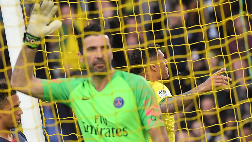 Buffon se lamenta tras un gol del Nantes. (AFP)