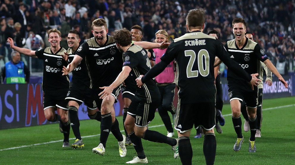 Los jugadores del Ajax celebran su pase a semifinales en el Juventus Stadium. (Getty)