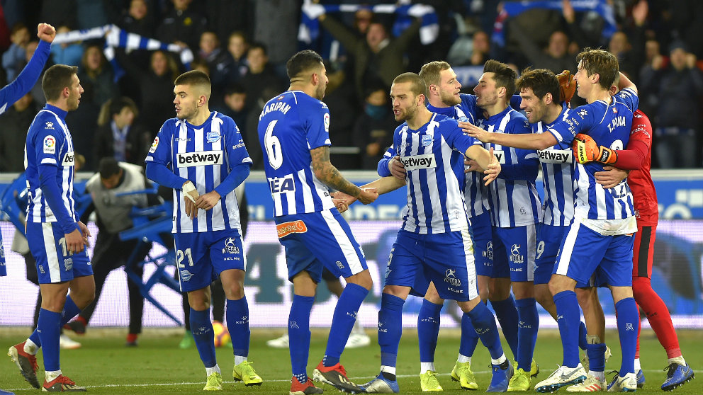 El Alavés celebra un gol en Mendizorroza (AFP)