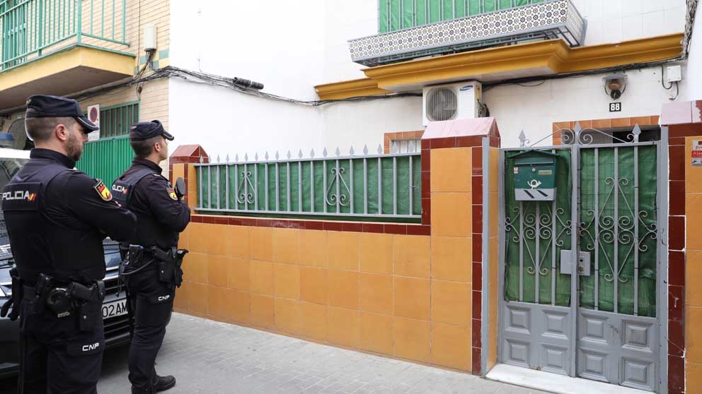 Policías custodian la casa del yihadista. Foto: Europa Press