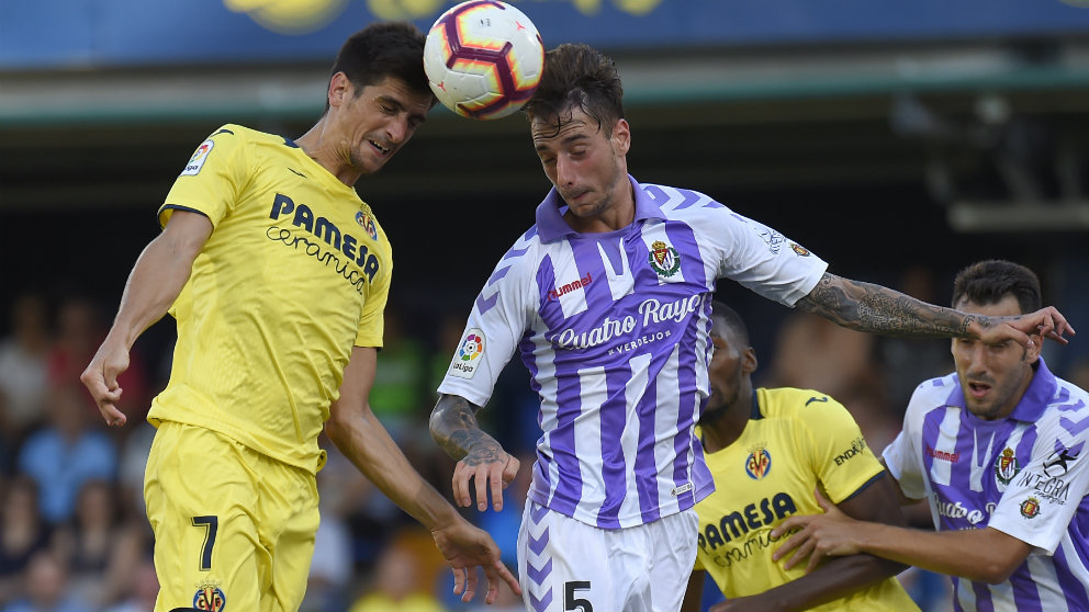 Gerard Moreno y Fernando Calero disputan un balón aéreo (AFP)